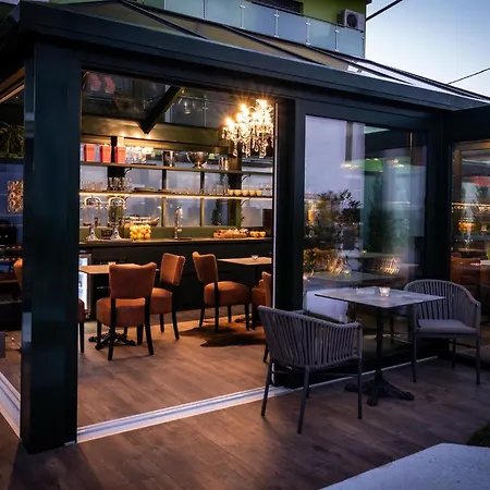 Курортний комплекс Beatrice - Luxury - Pool & Sauna & Parking